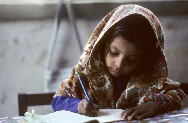 A young girl does her school work in Karachi, Pakistan. Credits: UN Photo/John Isaac.