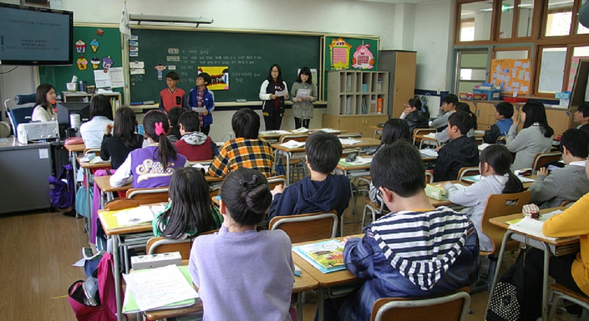Dibuja una imagen En la actualidad Interior Japón: El Japan Teachers' Union consigue recursos para la reapertura segura  de las escuelas y hace un seguimiento de su utilización : Internacional de  la educación