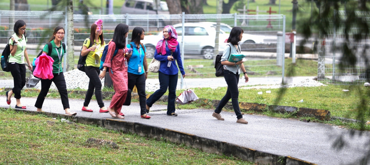 Malaysian students in a public university's campus. Photo: Nafise Motlaq / World Bank.