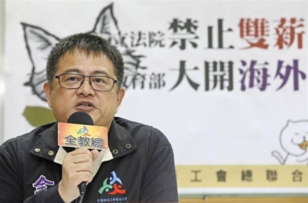 NTA deputy general secretary Chang Hsu-Chen explains during a press conference how the government deliberately creates double-income “fat cats” .
